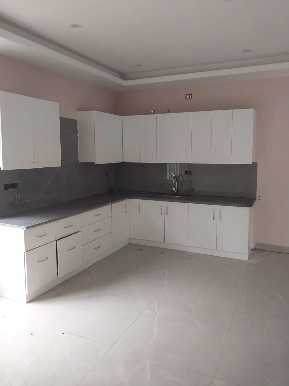 Modular kitchen with drawers